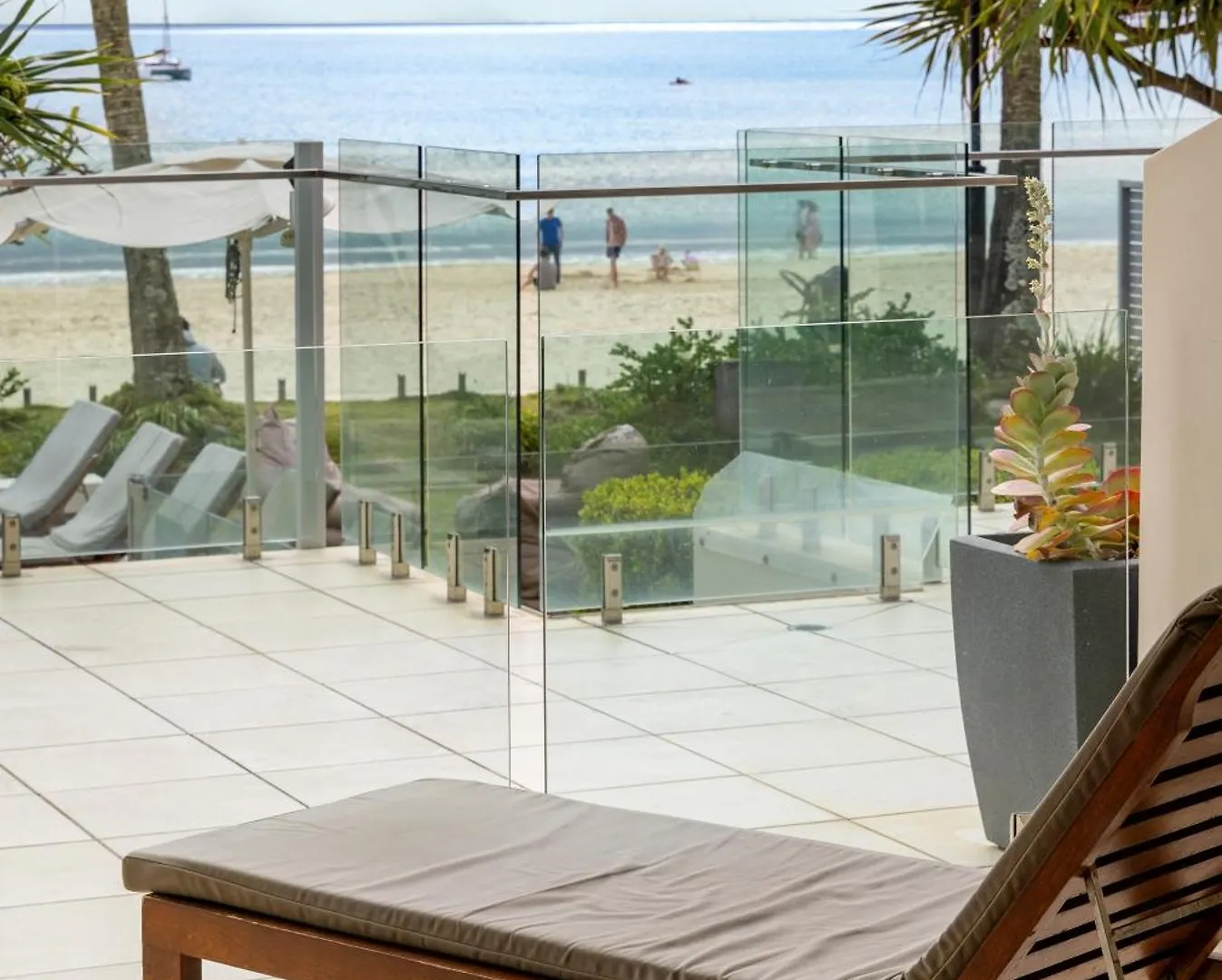 Дом отдыха Fairshore 12: Absolute Beachfront, Direct Beach & Pool Access Нуза Хедс